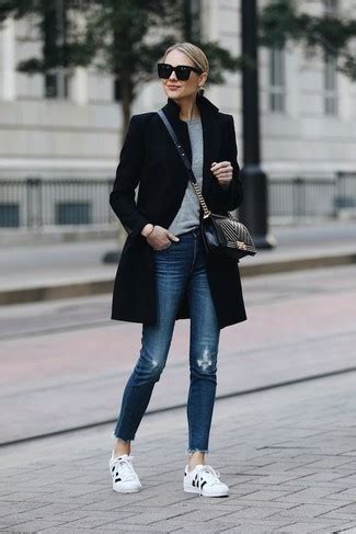 outfit cappotto nero e jeans